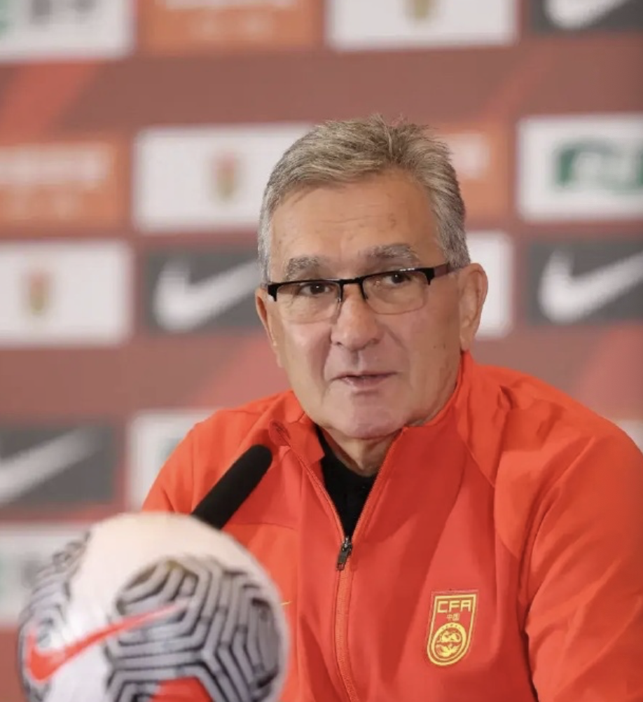 中超深圳新鹏城主场失利掀翻锅内乱，穆尼奥斯怒怼球队自爆压力大