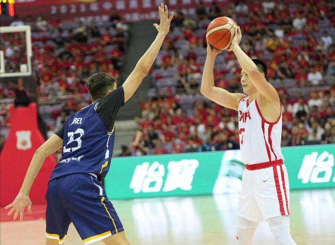 中国男篮大胜波黑男篮！波黑教练大赞中国队，他是驱动心服口服