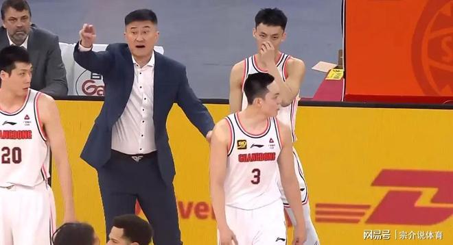 广东队热身赛现场闹大了，徐昕怒喷杜锋被队友死拽，内讧真来了