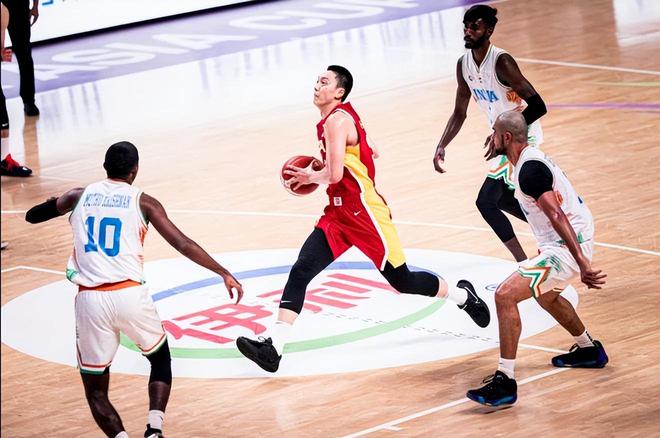 31分大胜加2连胜！中国男篮找到未来10年核心解答，胡明轩强势回暖