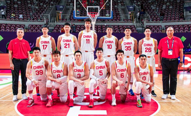 中国男篮大胜约旦，赛后的数据一目了然，不是赵睿，最大的功臣是他