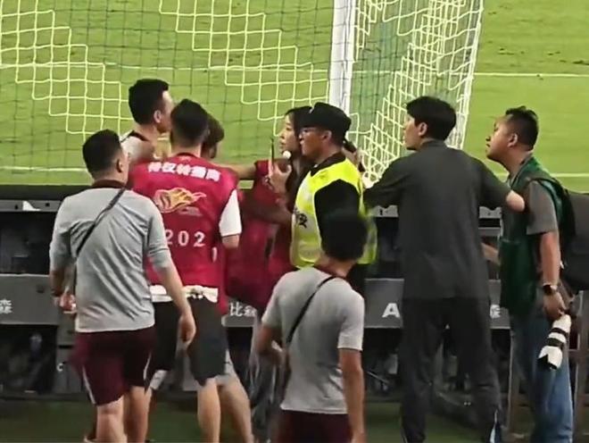 董路：女记者加戏穆斯卡特不应李平康：好孩子挂牌扳脊梁事