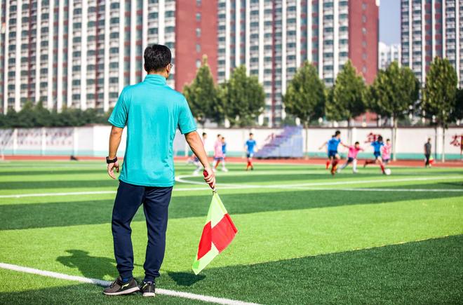 媒体人：上海高中男生热爱足球的热情不减，踢球与学习相辅相成