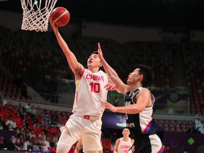 男篮亚州杯丨一鳝惊人！王俊杰：从校园里走出的“非典型”国手