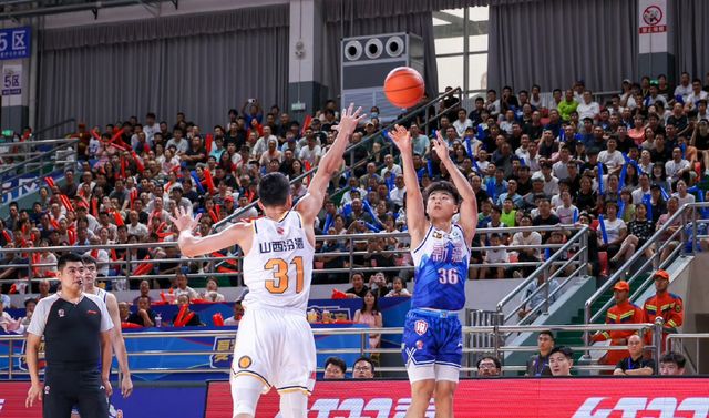 新疆男篮新阵容崭露头角，刮起年轻风暴