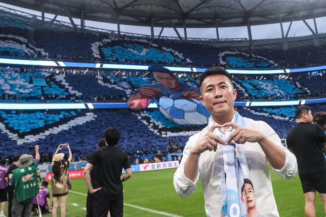 阎相闯退役仪式展开，告别球场与球迷的深情时刻