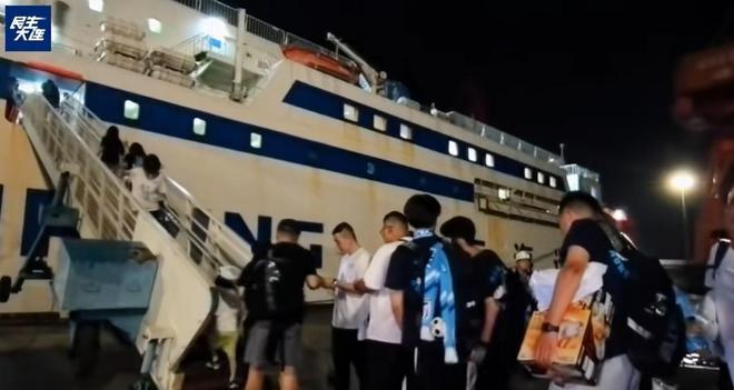 大连球迷远征热潮，船票瞬间被抢光