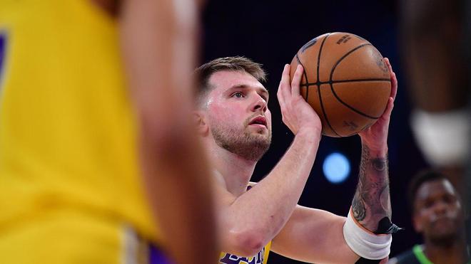 东契奇险遇伤痛，湖人季前赛成疑