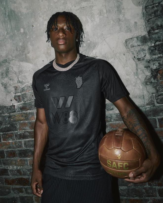 桑德兰新季客场球衣发布，黑猫元素满分