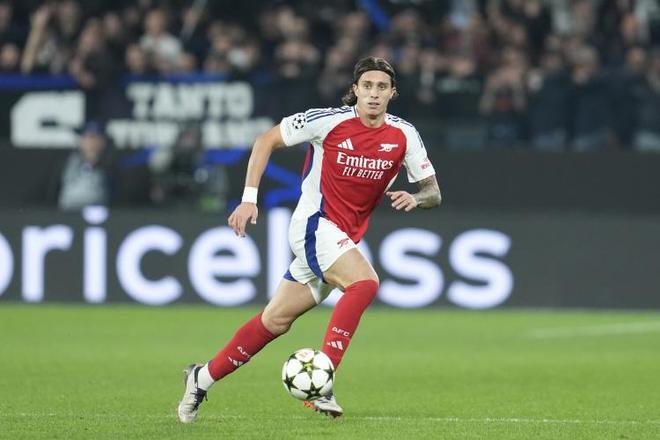 卡拉菲奥里头球致胜，赖斯角球送礼，阿森纳在老特拉福德拿下英超开门红