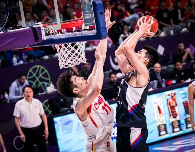 亚洲杯决赛虽败犹荣，但中国男篮内线短板太扎眼，余嘉豪要背锅吗