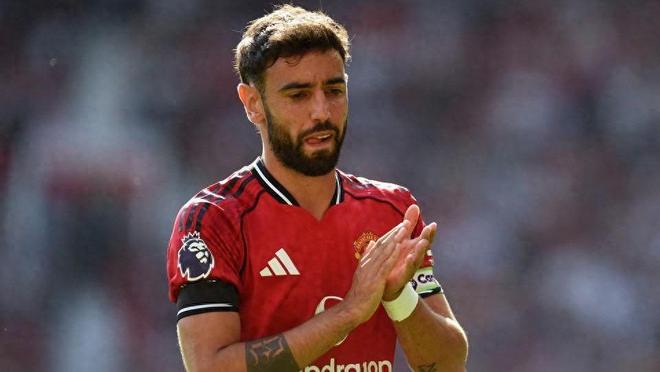 曼联输给阿森纳后，布鲁诺数据漂亮但遭球迷围攻，巴莱巴真能救场吗