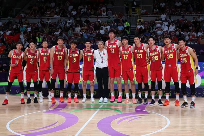 王俊杰效率炸裂却无力回天，中国男篮89-90惜败澳大利亚，欠的不是运气