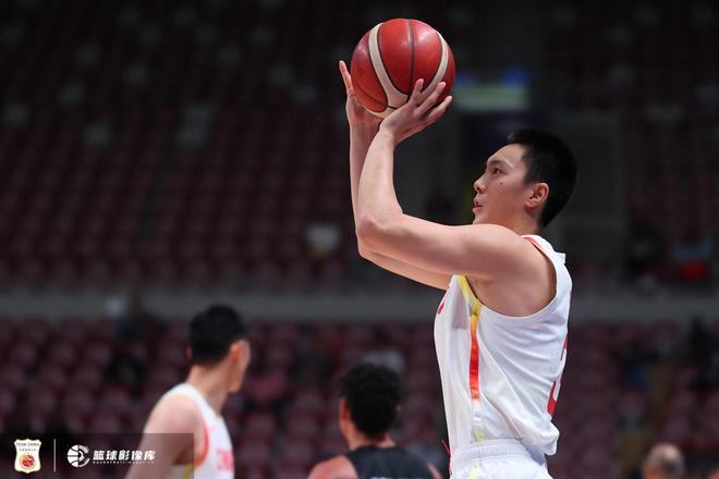 亚洲杯一分憾负，胡明轩26分表现亮眼但救不回中国男篮的通病