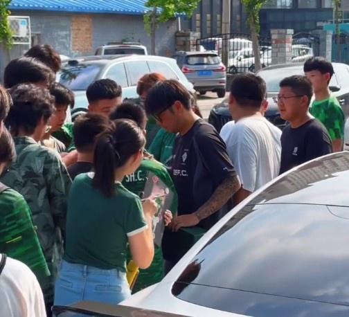 国安训练被球迷围观，张稀哲张玉宁受热捧，两连胜后他们真有希望冲冠吗