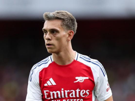 阿森纳想补左路先卖人，阿尔特塔的豪赌正被阵容臃肿拖后腿