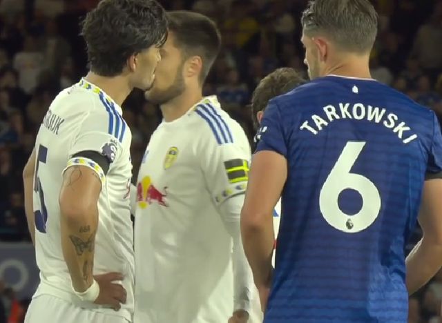 利兹联1比0绝杀埃弗顿，英超首轮恩梅查点球救场，升班马亮明保级态度