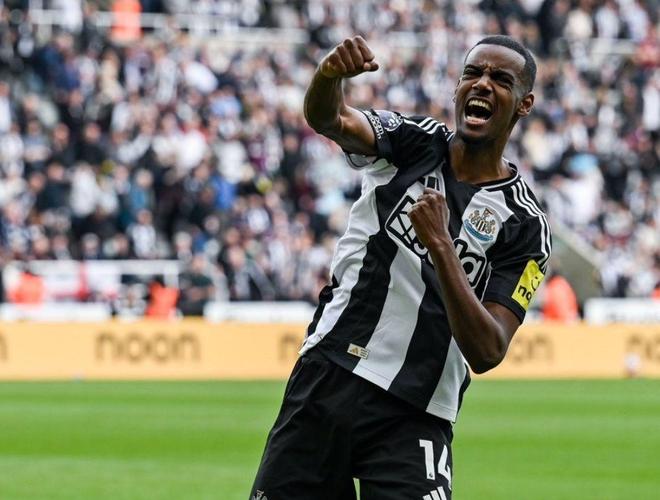 伊萨克撕破脸要投利物浦，纽卡铁了心不卖，罢训到底帮了谁？