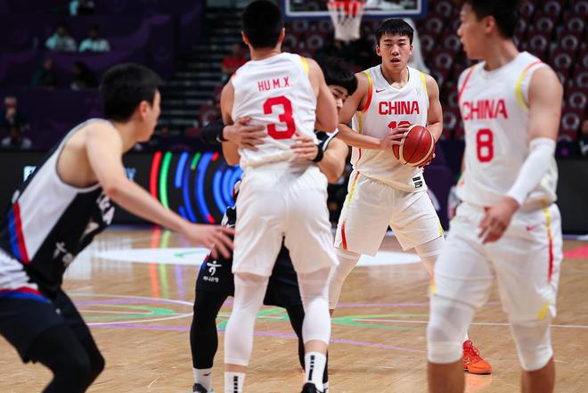 男篮亚洲杯中国队一分憾负，胡明轩赛后庆祝太尴尬，王俊杰P图是解嘲还是添乱