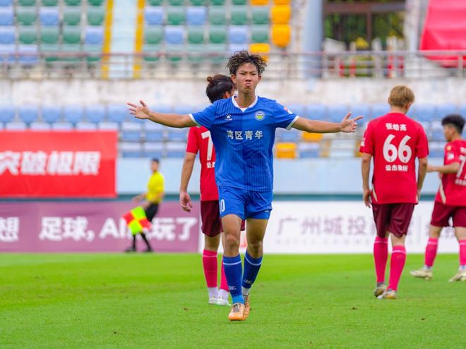 6万人球场首秀靠热闹不靠空喊，南沙青年3:1赢了球，赢不代表没问题