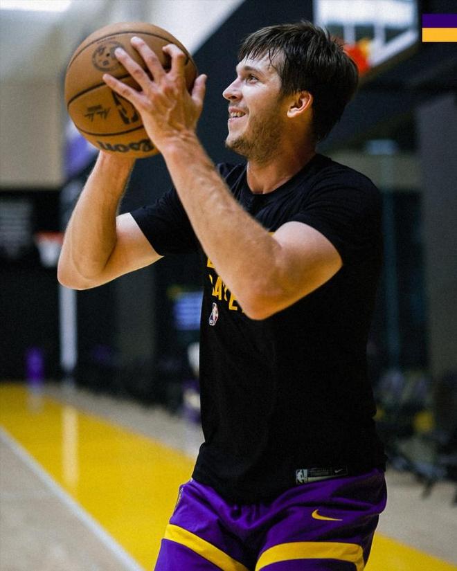 湖人官推晒里夫斯和范德比尔特训练照，社媒秀人设还是季前真练？