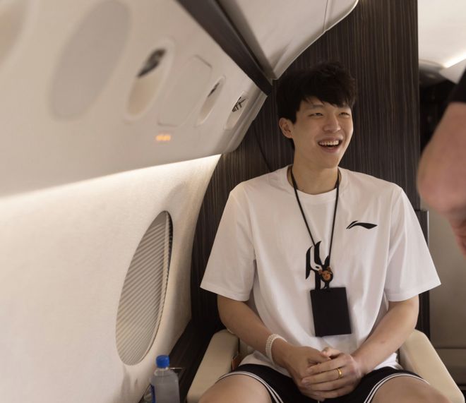 别再杞人忧天了，杨瀚森16字一锤定音，中国男篮真能靠他翻盘吗