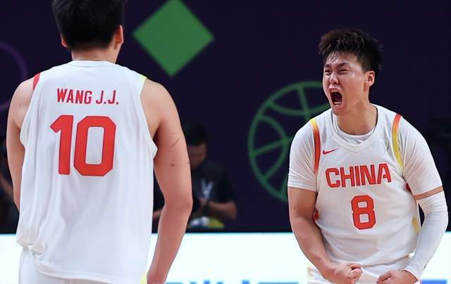 男篮亚洲杯1分憾负，胡明轩错失绝杀，郭士强把中国男篮带回来了