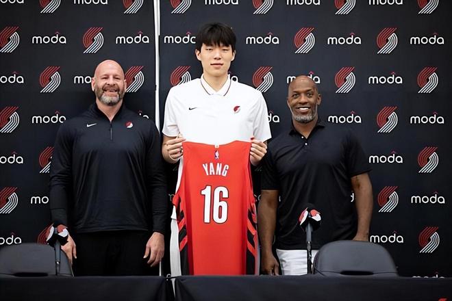 杨瀚森首秀就对上戈贝尔，这场比赛能告诉我们他值不值得第16顺位