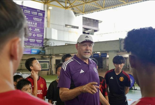 舒梅切尔放话曼联：中场没‘粘合剂’，还有10天转会窗口能解决吗