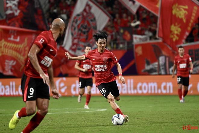 足协杯点球憾负河南，成都蓉城的那场凤凰山雨战为什么让人心疼