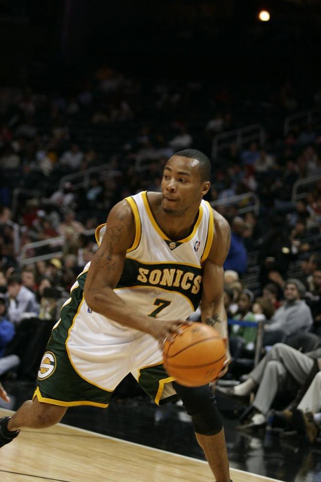 拉沙德-刘易斯加盟马刺做球员发展教练，能给年轻阵容带来真实帮助吗