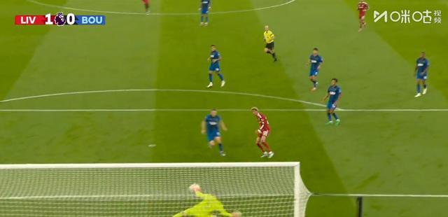 英超刚开赛，球场精彩不够，花边新闻先把热度吃光了