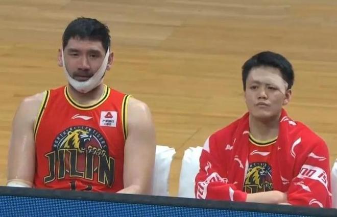 左钟诚右姜宇星并排亮相，别再用情怀选位置了