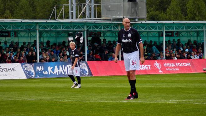 2.26米前篮球员成世界最高职业足球运动员，热搜背后是噱头还是真本事