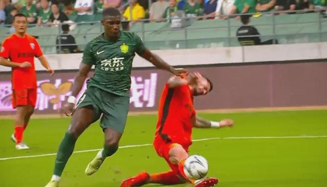 7比0只是幌子，刘威和VAR的双标判罚比比分更值得吐槽