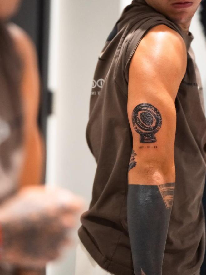 恩佐把世俱杯奖杯纹在身上，潮还是矫情？