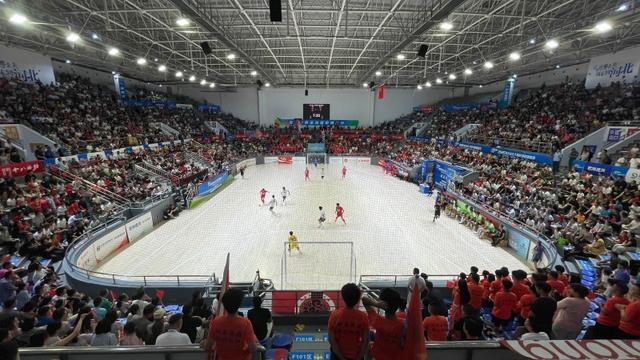 保定4000人炸场，五超首战2:1逆转廊坊，足球把城市夜经济带热了