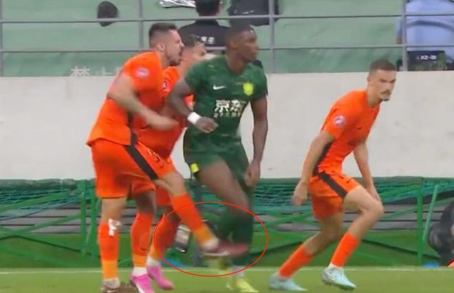 布尔克一脚毁掉足协杯，云南玉昆罚10万够糊弄人吗