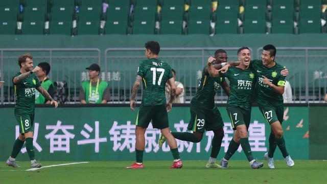 国安7比0碾压玉昆，布尔克一红毁全场，河南点球硬生生挤进足协杯决赛