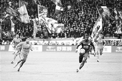 国安7比0不是偶然，法比奥把竞争对手当试验田，胜果有料也有水分