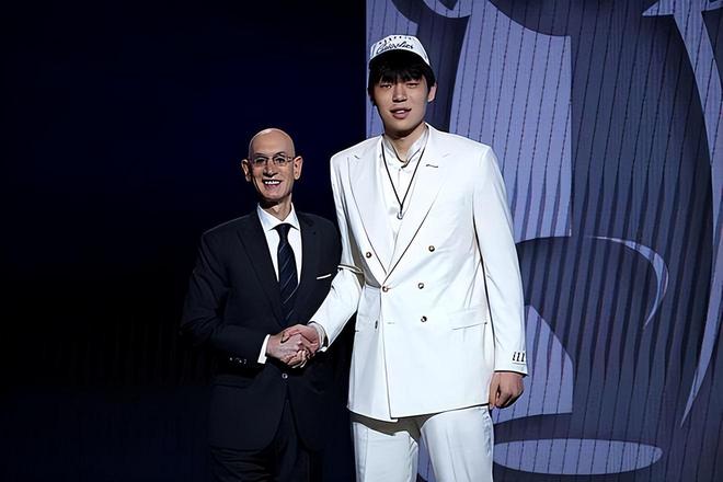 杨瀚森首秀能稳住轮换吗，别把他当成开拓者的救命稻草