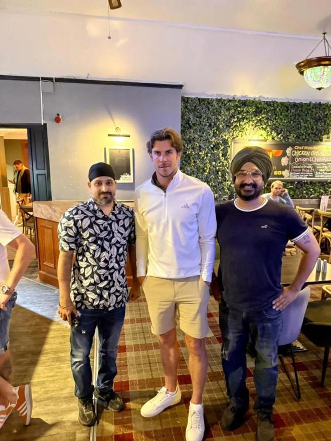 贝尔连吃两晚咖喱鸡看卡迪夫城赢球，退役巨星就这样接地气