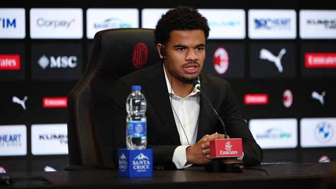 阿特卡梅亮相米兰，他说来这里就是干活，右路要冲刺要进攻