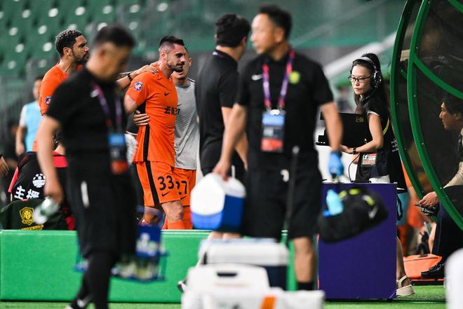 足协杯布尔克暴力踢人被停赛三场并罚1.5万,职业球员的底线哪去了