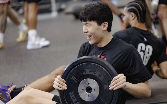 杨瀚森举大杠铃苦练，周琦的小哑铃被网友冷嘲