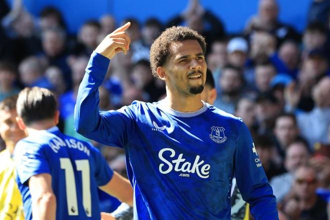 英超小将恩迪亚耶成历史第一人，埃弗顿进球再添新意