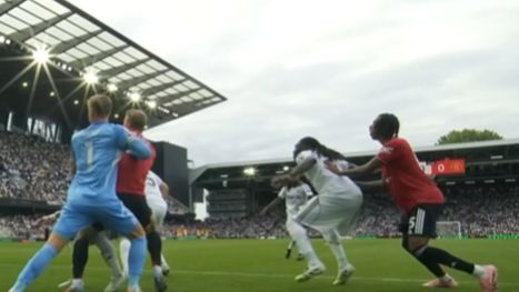 约罗把巴锡推倒进球有效,裁判是什么眼神