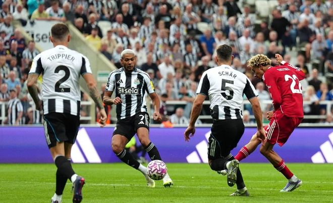 英超复仇现场，利物浦伤停补时3-2绝杀纽卡，转会风波成背景板