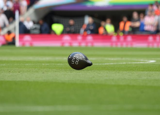 热刺球迷发动抗议，怒斥转会操作无能，俱乐部高层成为众矢之的