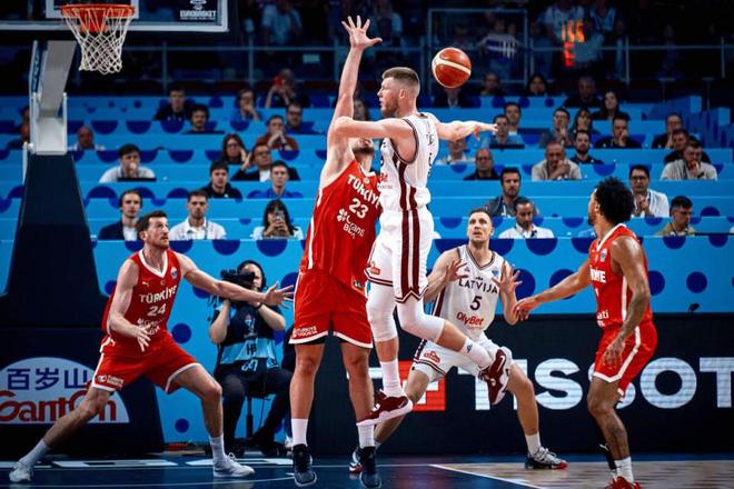 贝尔坦斯欧锦赛首战坍塌，昔日NBA射手沦为负担